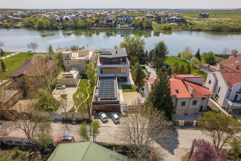 Mogosoaia, o proprietate aparte pe malul lacului, piscina, deschidere la lac.