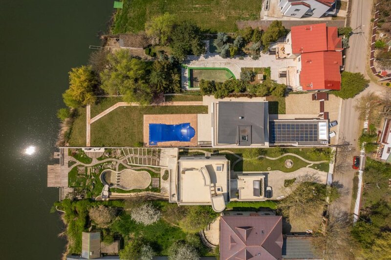 Mogosoaia, o proprietate aparte pe malul lacului, piscina, deschidere la lac.