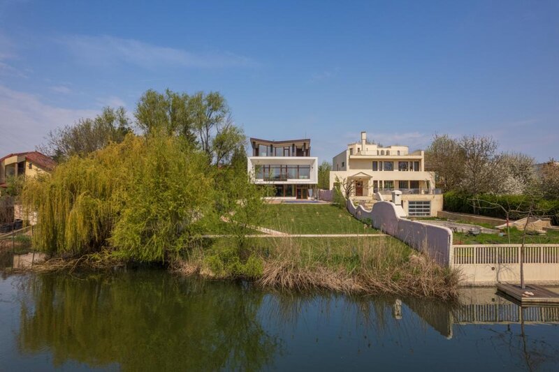 Mogosoaia, o proprietate aparte pe malul lacului, piscina, deschidere la lac.