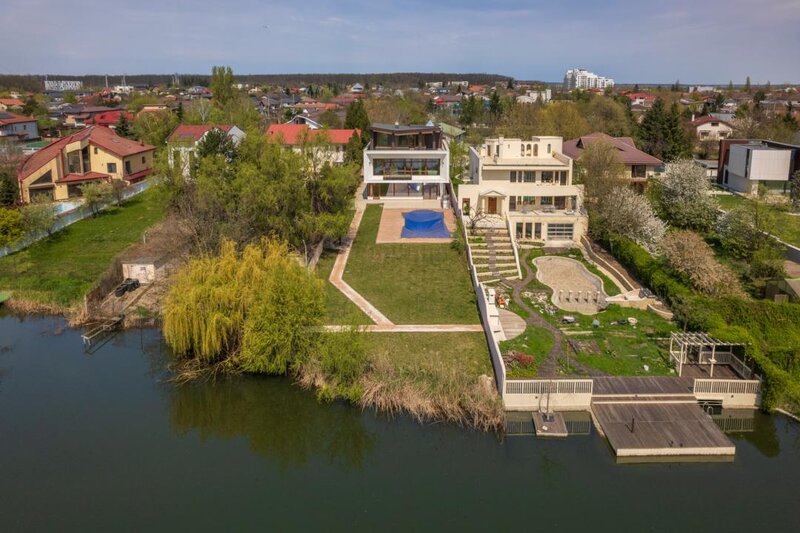 Mogosoaia, o proprietate aparte pe malul lacului, piscina, deschidere la lac.